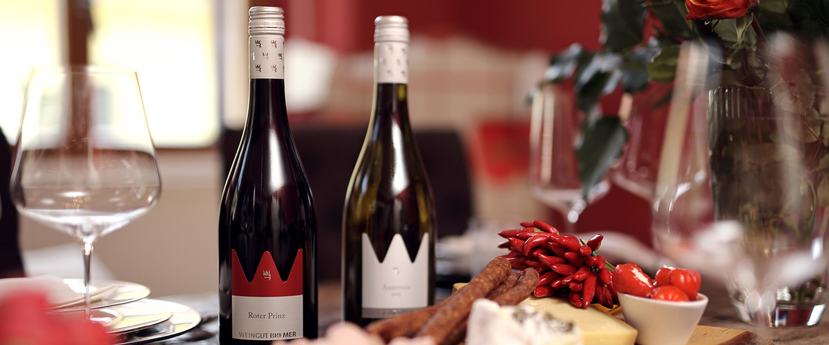 Bremer's Weinclub Paket schön angerichtet auf einem Tisch