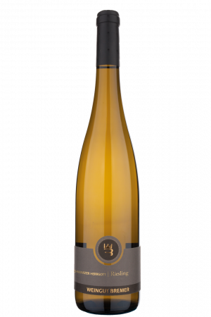 Riesling aus dem Zellertal aus einer Großen Gewächslage, hellgolden im Glas, präsentiert in einer eleganten Flasche; feine Kräuternoten, mineralische Frische und lebendige Säure, typisch für einen hochwertigen deutschen Spitzenriesling.