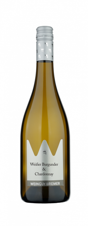 Flasche Pfälzer Weißwein Cuvée aus Weißem Burgunder und Chardonnay vom Weingut Bremer aus dem Zellertal auf hellem Hintergrund